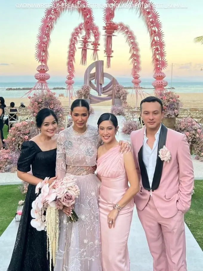 Gaya Reuni Geng AADC di Pernikahan Adinia Wirasti, Dian Sastro dan Nicholas Saputra Kompak Jadi Bridesmaid-Groomsmen