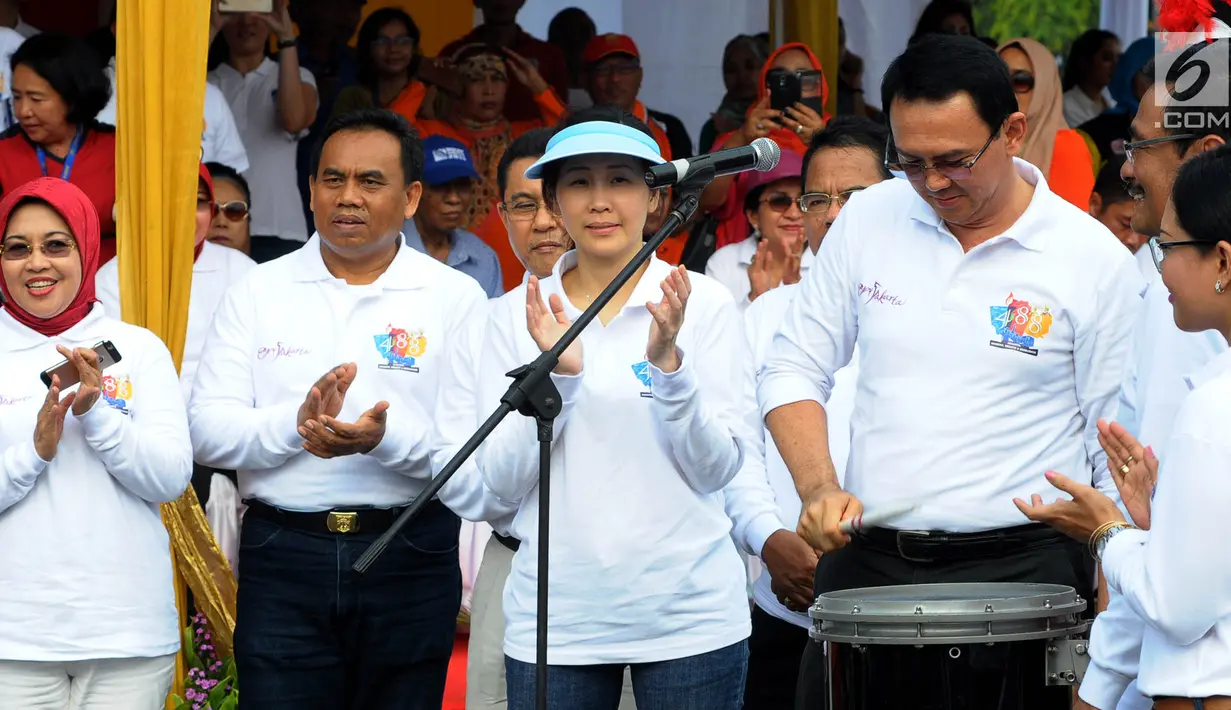 Basuki Tjahaja Purnama (Ahok) didampingi Veronica Tan saat membuka Jakarta Karnaval 2015 di silang Monas, 7 Juni 2015. Kabar Ahok gugat cerai Veronica dibenarkan pihak Pengadilan Negeri (PN) Jakarta Utara. (Liputan6.com/Faisal R Syam)