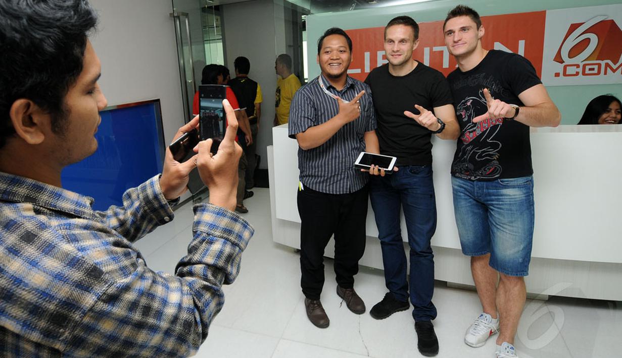 Dua pemain asing Persija Jakarta, Yevgeni Kabayev dan Martin Vunk berpose di kantor redaksi Liputan6.com, Jakarta (10/12/2014). (Liputan6.com/Helmi Fithriansyah)
