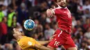 Pemain Australia, Tomas Rogic (kiri) mengontrol bola dari kejaran pemain Suriah, Hamid Mido pada laga kualifikasi Piala Dunia 2018 di Sydney (10/10/2017). Australia menang 2-1  pada leg kedua tersebut. (AFP/William West)