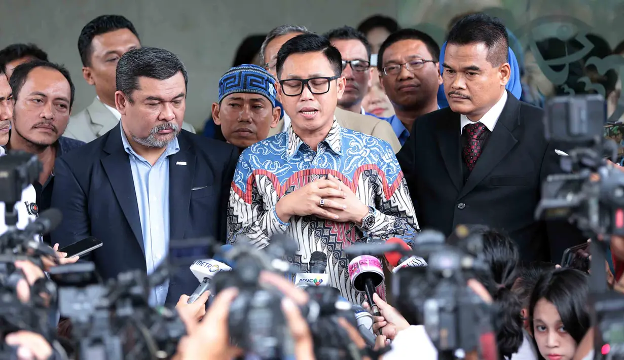 "Yang saya tahu ada 1 media online, tapi setelah ditelusuri ada 7. Akhirnya yang dirugikan bukan saya, tapi juga kepolisian dan teman-teman lain juga tersakiti. Ini bagian fitnah dan zalim," ujar Eko, di Bareskrim, Jumat (16/12).(Deki Prayoga/Bintang.com)