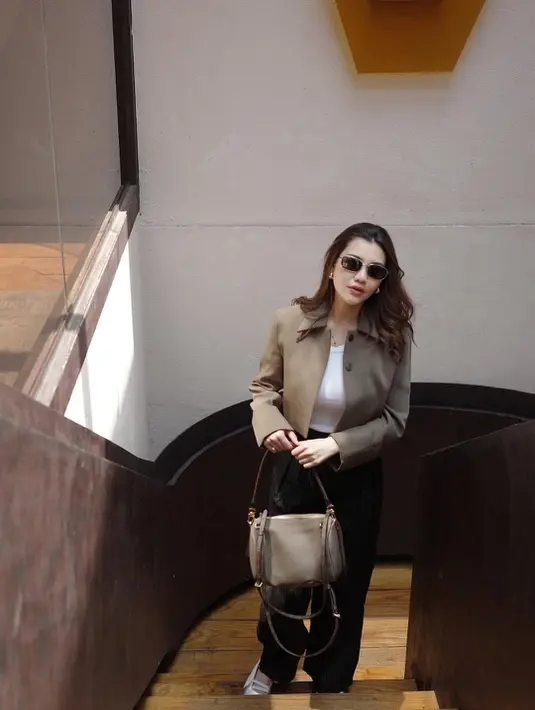 Terlihat simple dan nyaman, Aaliyah jinjing tas Louis Vuitton Express PM seharga Rp68jutaan. Jadi sentuhan luxury di outfit simple Aaliyah. [@aaliyah.massaid]