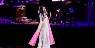 Konser Diva asal Malaysia, Sheila Majid berlangsung meriah. Penonton yang kebanyakan generasi lawas, diajak bernostalgia dengan lagu-lagu hits Sheila Majid. (Andy Masela/Bintang.com)