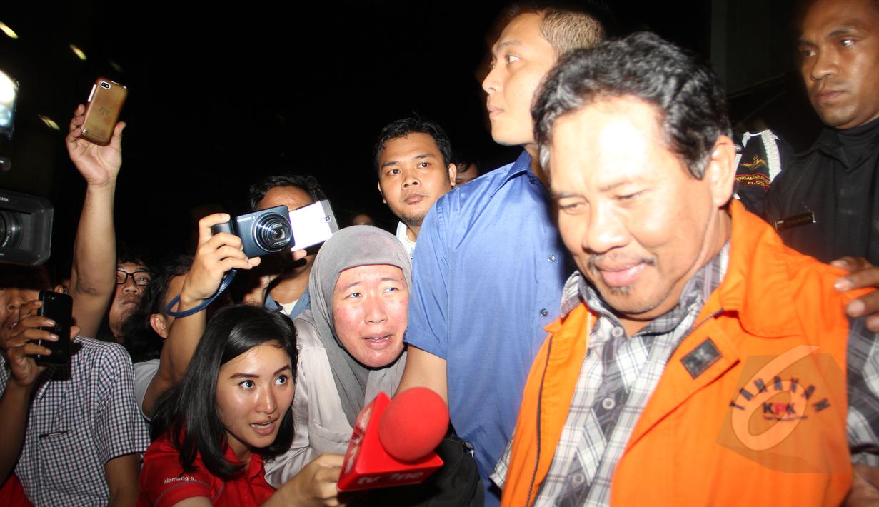 Zaini Arony tak meladeni pertanyaan wartawan usai menjalani pemeriksaan di KPK, Jakarta, selasa (17/3/2015). Ia diperiksa terkait kasus dugaan pemerasan proses permohonan izin di Lombok Barat.(Liputan6.com/Helmi Afandi)