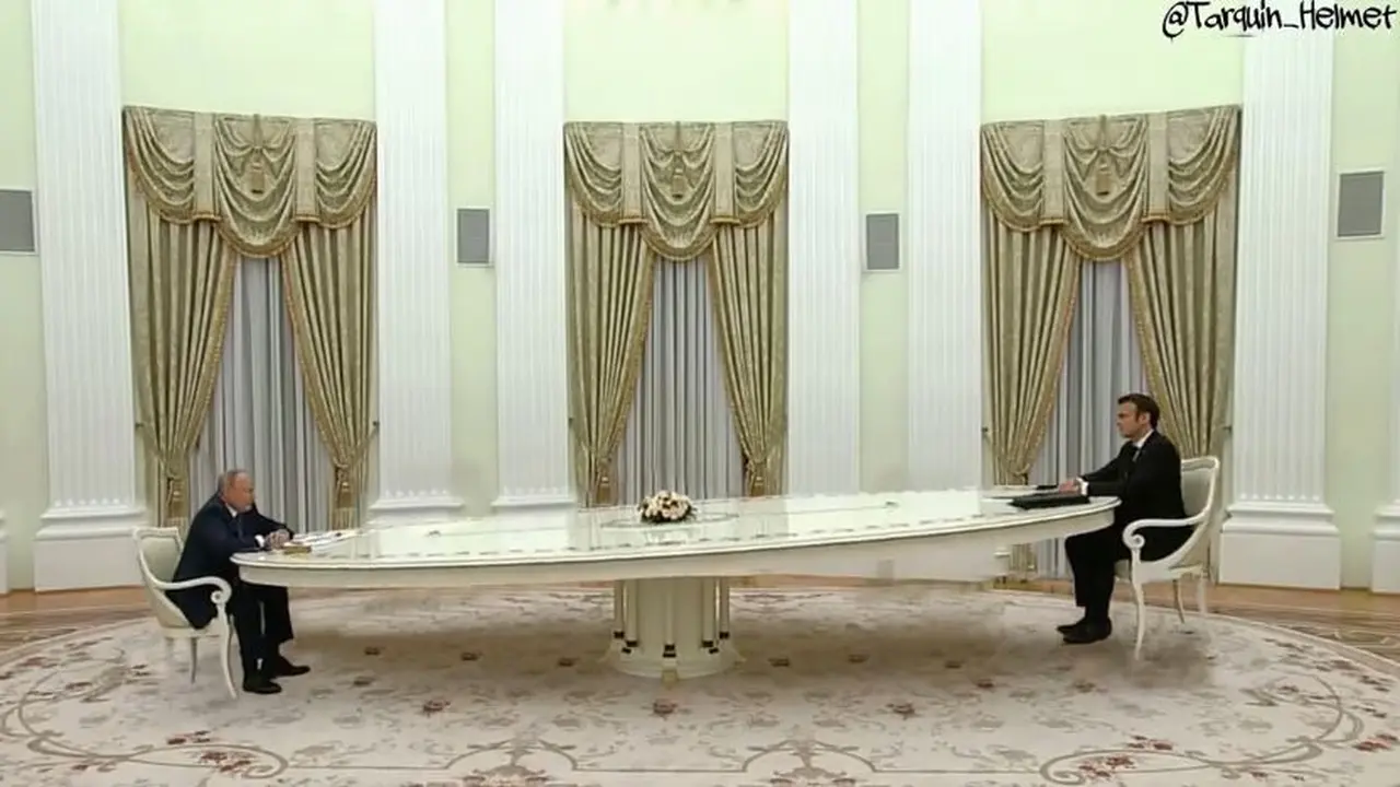 Meme Vladimir Putin dan Emmanuel Macron
