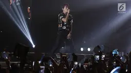 Penampilan vokalis pop rock asal Korea Selatan, CNBLUE Jung Yong Hwa saat konser bertajuk Between Us di Indonesia Convention Exhibition (ICE) BSD, Tangerang Selatan, Sabtu (15/7). (Liputan6.com/Herman Zakharia)