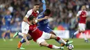 Bek Arsenal, Sead Kolasinac, berebut bola dengan striker Leicester City, Kelechi Iheanacho, pada laga Premier League di Stadion King Power, Kamis (10/5/2018). Leicester City menang 3-1 atas Arsenal. (AP/David Davies)