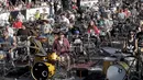 Ratusan drumer berkolaborasi dalam acara Baltic Drummers' Summit di Riga, Latvia, (10/7).Lebih dari 100 orang mengikuti acara Baltic Drummers' ini. (REUTERS/Ints Kalnins)