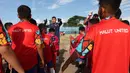 <p>Kiper Malut United, Joko Ribowo, memberi instruksi kepada anak-anak peserta coaching clinic di Stadion Gelora Kie Raha, Ternate, Minggu (13/8/2023) sore hari WIT. (Bola.com/Okie Prabhowo)</p>