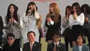 Girlband Red Velvet memberikan keterangan sebelum berangkat menuju Pyongyang, di Bandara Internasional Gimpo, Seoul, Sabtu (31/3). Rombongan penyanyi dan musisi Korsel akan tampil dalam pertunjukan budaya lintas perbatasan di Pyongyang. (Jung Yeon-je/AFP)