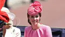 Kate Middleton menaiki kereta kuda saat parade Trooping the Color di London, Inggris, Sabtu (17/6). Untuk parade yang digelar dalam rangka perayaan resmi ulang tahun Ratu Elizabeth itu, Kate Middleton mengenakan busana serba pink. (Chris J Ratcliffe/AFP)