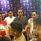 Presiden Jokowi dan anak sulungnya Gibran Rakabuming Raka mengunjungi Jakarta Sneakers Day pada Sabtu (3/3/2018) di Senayan City, Jakarta. (Liputan6.com/Aditya Eka Prawira)