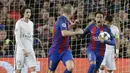 Pemain Barcelona, Neymar (kanan) memborong dua gol untuk kemenangan timnya saat melawan PSG pada leg kedua Babak 16 Besar Liga Champions di Camp Nou stadium, Barcelona, (8/3/2017). Barcelona menang 6-1. (AP/Emilio Morenatti)