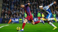 Pemain Barcelona, Robert Lewandowski (kiri), mengontrol bola sambil dikawal pemain Espanyol, Leandro Cabrera, pada laga La Liga/Liga Spanyol antara Espanyol vs Barcelona di Barcelona, Spanyol, Sabtu, 3 Januari 2026. (AP Photo/Joan Monfort)
