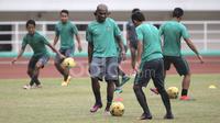 Pemain Timnas Indonesia, Boaz Solossa (tengah), saat latihan jelang melawan Vietnam dalam laga leg pertama semifinal Piala AFF 2016 di Stadion Pakansari, Bogor, Rabu (30/11/2016). (Bola.com/Arief Bagus)