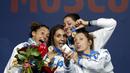 Anggota tim Italia, Elisa Di Francisca, Arianna Errigo, Martina Batini dan Valentina Vezzali berpose dengan medali yang diraihnya dalam Kejuaraan Dunia Anggar 2015 di Moscow, Rusia. (19/7/2015). (REUTERS/Grigory Dukor)