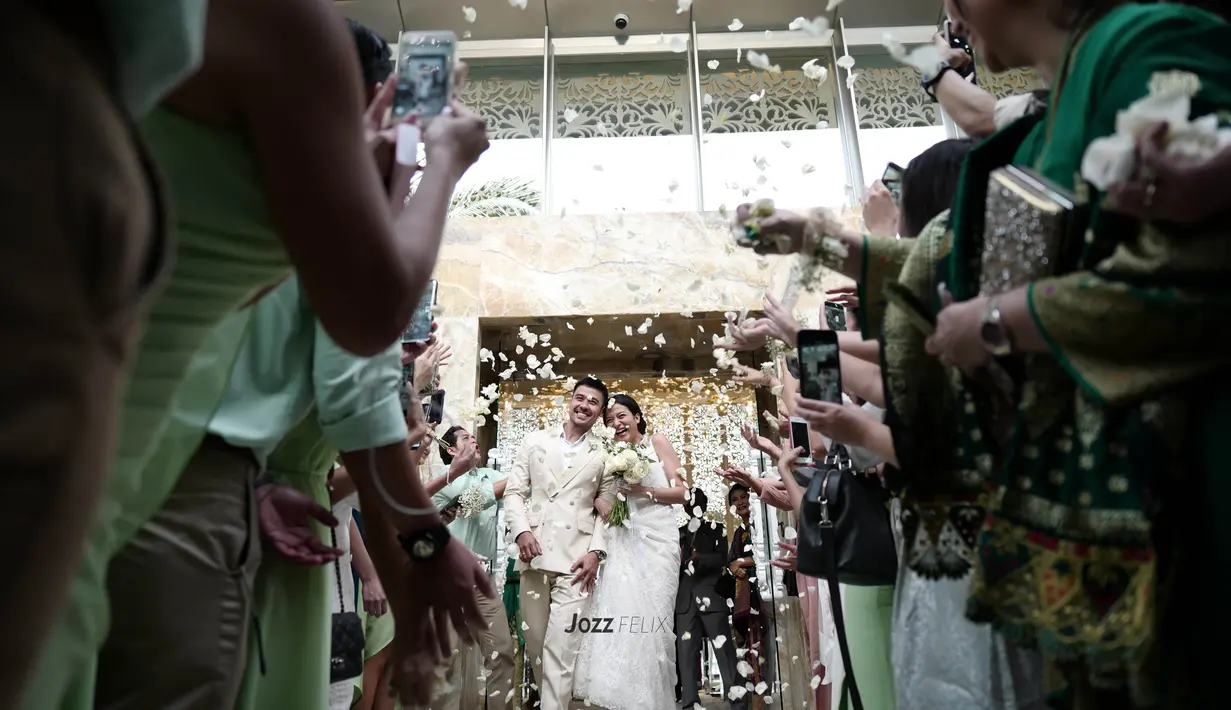 Setelah sah menjadi suami istri, bintang film Filosofi Kopi itu langsung mencium bibir sang istri. (Foto: Jozz Felix Photography/#MrandMrsJerikho)