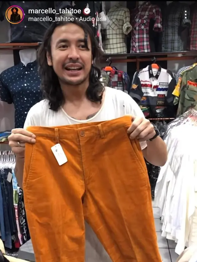 Ello mengenakan pakaian sederhana saat pergi ke pasar mencari baju thrift