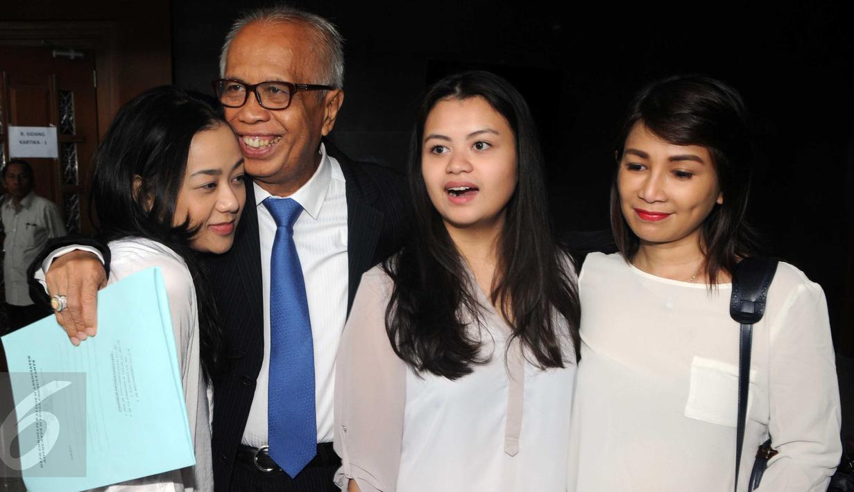 OC Kaligis bersama putri - putrinya sebelum jalani sidang di pengadilan Tipikor, Jakarta, (17/12). Kaligis divonis hukuman 5 tahun 6 bulan penjara dan denda  Rp300 juta juta subsider 4 bulan kurungan . (Liputan6.com/Helmi Afandi)