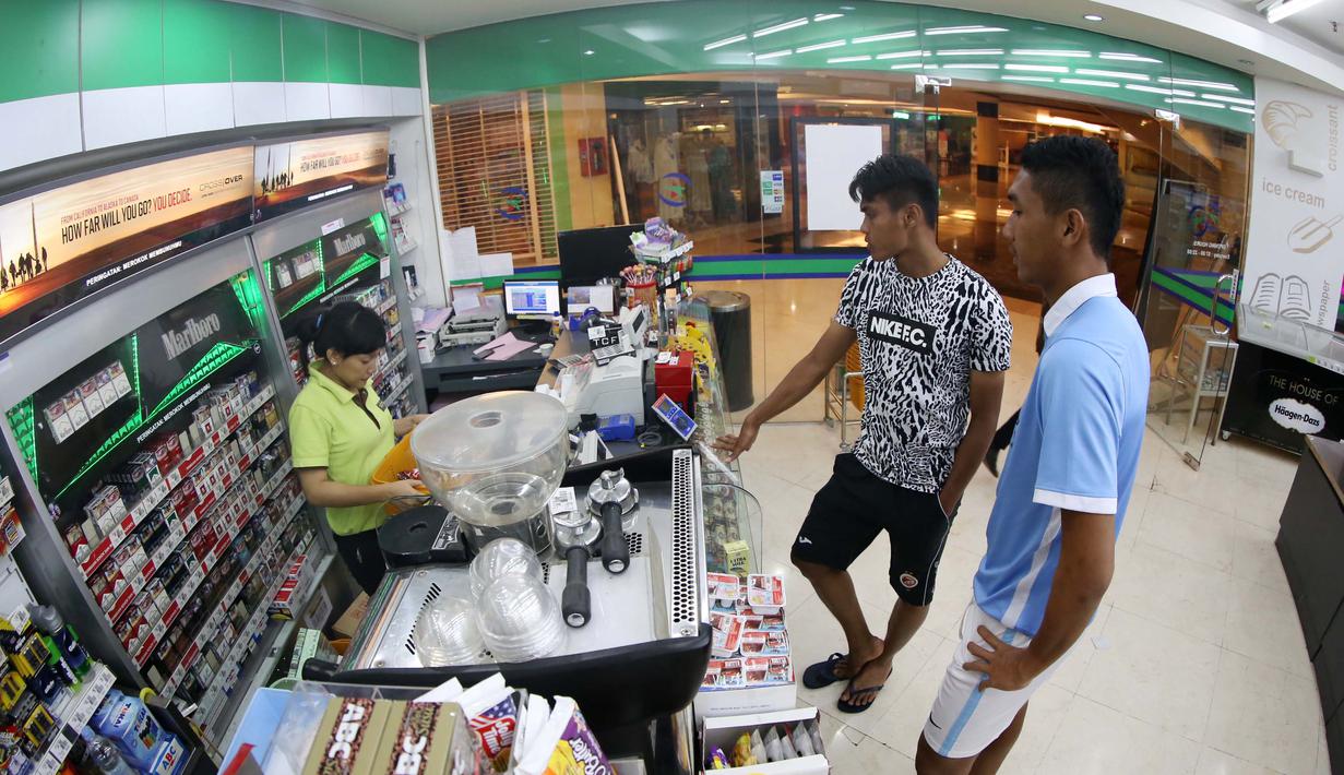 Pemain Sriwijaya FC Fachrudin dan Yogi saat belanja cemilan di Kawasan Hotel Bidakara, Jakarta, Sabtu (17/10/2015). (Bola.com/Nicklas Hanoatubun)