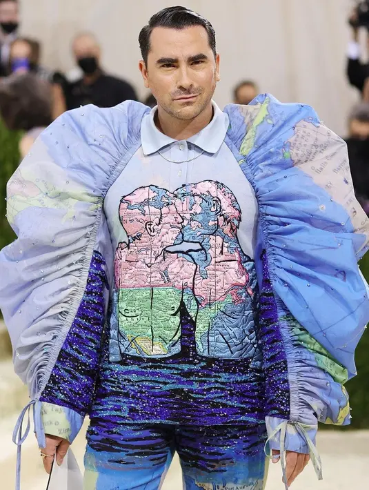 Dan Levey terlihat tampil unik dengan busana beraksen puffy dari Loewe. Baju tersebut semakin unik dengan corak peta yang dipresentasikan. (Foto: Instagram/Cosmopolitan).