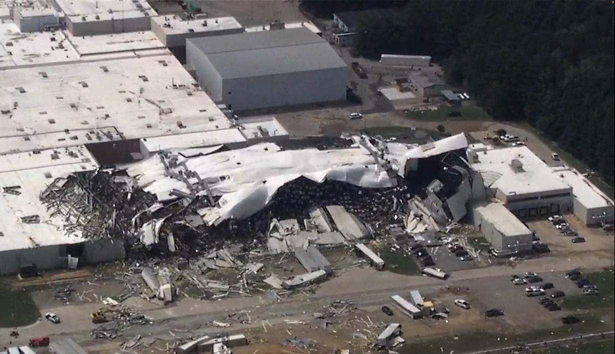 Pabrik Pfizer rusak setelah tornado melewati wilayah tersebut di Rocky Mount, N.C. pada Rabu, 19 Juli 2023. (WTVD via AP)