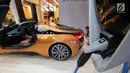 Teknologi fast charging pada mobil listrik BMW i8 Roadster dipamerkan dalam GIIAS 2019 di ICE BSD, Tangerang, Jumat (19/7/2019). Konsumsi bahan bakar gabungan dalam siklus pengujian kendaraan plug in hybrid adalah 47,6 km/liter, ditambah 14.5 kWh energi listrik per 100 km. (Liputan6.com/FeryPradolo)