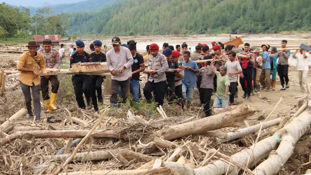 FOTO: Aparat Kepolisian dan Warga Bangun Jembatan Darurat Pasca Banjir Bandang di Gayo Lues