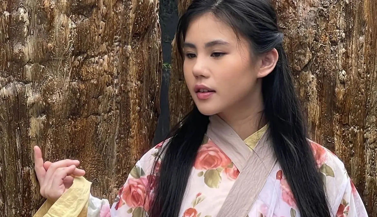 Zoe Levana merupakan model yang populer di media sosial. Tidak hanya membagikan aktivitasnya dalam kegiatan sehari-hari, ia pun kerap bikin konten yang mencuri banyak perhatian netizen. Selain itu di usianya yang masih 17 tahun, ia pun sudah memiliki banyak popularitas di dunia hiburan. (Liputan6.com/IG/@zoe_levana)