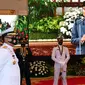 Sejumlah perwira remaja peraih Adhi Makayasa mendengarkan pengarahan dari Presiden Joko Widodo dalam Prasetya Perwira (PRASPA) TNI dan POLRI Tahun 2020 di Istana Negara, Selasa (14/7/2020). Jokowi melantik Praspa TNI dan Polri  dengan menerapkan protokol kesehatan. (ANTARA FOTO/Sigid Kurniawan/POOL)