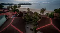 Hotel di tujuan wisata Pantai Cenang di pulau liburan Langkawi, yang ditutup untuk sebagian besar pengunjung luar karena penguncian parsial yang ditetapkan  pihak berwenang untuk mengekang penyebaran Covid-19. di negara bagian Kedah, Malaysia utara (18/11/2020). (AFP/Mohd Rasfan)