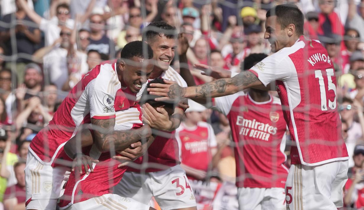Gabriel Magalhaes dan Granit Xhaka juga melakukan keisengan kepada Gabriel Jesus setelah mencetak gol keempat bagi Arsenal. (AP Photo/Kin Cheung)