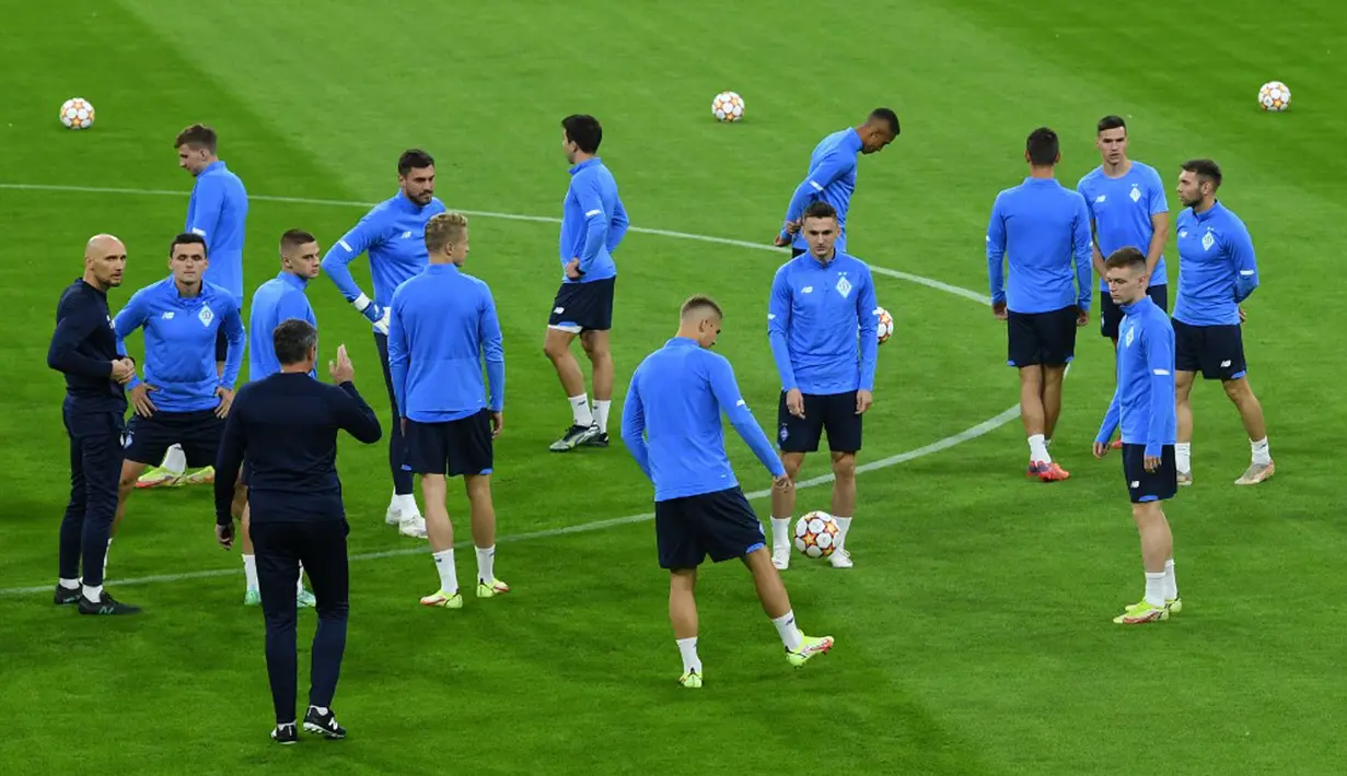 Para pemain Dynamo Kiev menghadiri sesi latihan menjelang pertandingan sepak bola Grup E Liga Champions antara FC Bayern Munchen dan Dynamo Kiev di Munich, Jerman, 28 September 2021. Dynamo Kiev akan menghadapi Bayern Munchen pada Kamis, 30 September 2021. (CHRISTOF STACHE/AFP)