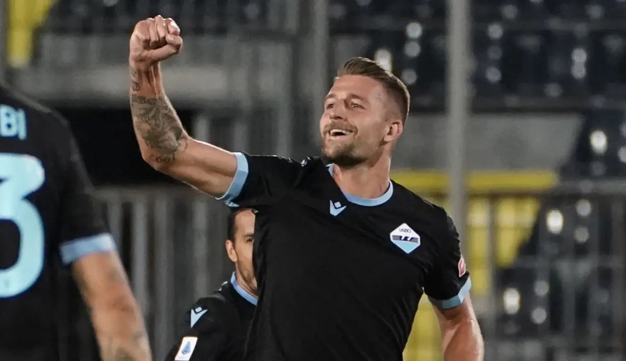 Tak butuh waktu lama untuk Lazio menyamakan skor. Pada menit ke-6 sundulan Sergej-Milinkovic Savic usai menerima umpan lambung Felipe Anderson menembus gawang Empoli dan mengubah skor menjadi 1-1. (Foto: LaPresse via AP/Marco Bucco)