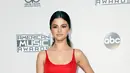 Pose Selena Gomez saat tiba di karpet merah perhelatan American Music Awards (AMA) 2016 di Los Angeles, California, Minggu (20/11). Dalam penampilan perdananya itu, Gomez terlihat sederhana dengan gaun merah polos. (REUTERS/Danny Moloshok)