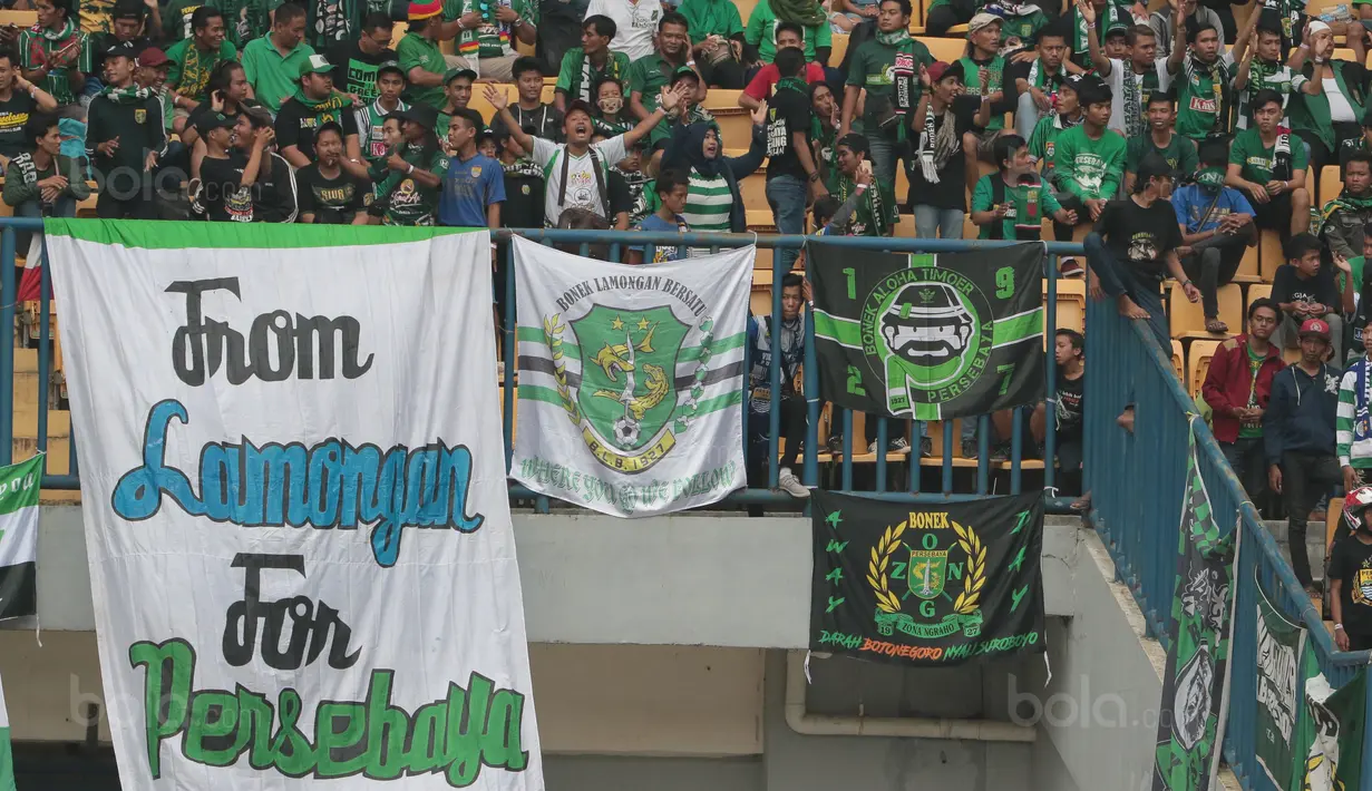 Spanduk suporter dari Lamongan turut hadir untuk mendukung Persebaya Surabaya melawan PSPS Riau pada laga 8 Besar Liga 2 Grup Y di Stadion GBLA, Bandung, Sabtu (18/11/2017). Persebaya Menang 1-0. (Bola.com/Nicklas Hanoatubun)