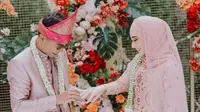 Anggunnya Syaira Anataya, anak Cindy Fatika Sari dan Tengku Firmansyah saat menikah dengan Jodi Andejo Koni. (Dok: Instagram Nandito Photografi)
