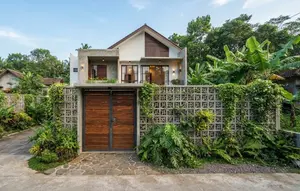 10 Model Gerbang Rumah Desa Modern yang Dipadukan Dengan Pagar Roster, Kombinasi Fasad Estetis