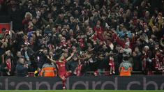 Pemain Liverpool, Mohamed Salah melakukan selebrasi setelah mencetak gol kedua timnya ke gawang Aston Villa pada laga lanjutan Liga Inggris 2024/2025 yang berlangsung di Anfield, Liverpool, Inggris, Minggu (10/11/2024) WIB. (AP Photo/Jon Super)