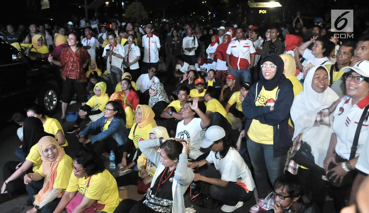 Para pendukung Capres dan Cawapres nomor urut 01 dan 02 saat nonton bareng Debat Perdana Pilpres di kawasan Gedung Bidakara, Jakarta, Kamis (17/1). Meskipun tidak diperbolehkan masuk pendukung kedua pasangan tetap antusias. (merdeka.com/Iqbal S Nugroho)