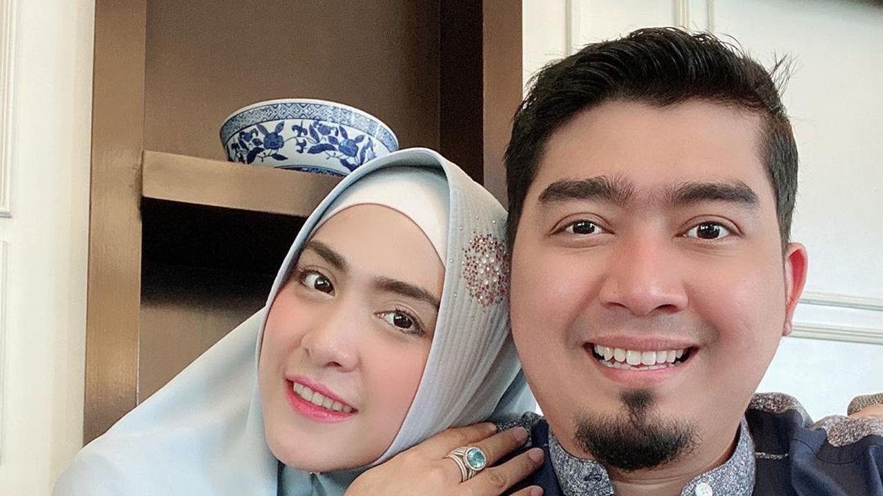 [Fimela] April Jasmine dan Ustaz Solmed
