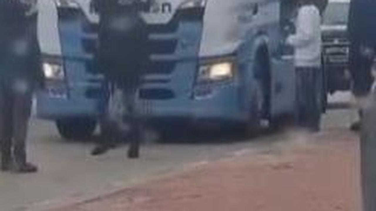 Video Warga Israel Halangi Mobil Bantuan Masuk ke Gaza, Sampai Naik ke Depan Truk