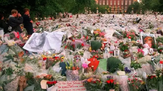 Ribuan bunga di depan gerbang Istana Kensington London sebelum dimulainya prosesi pemakaman Putri Diana (AP)