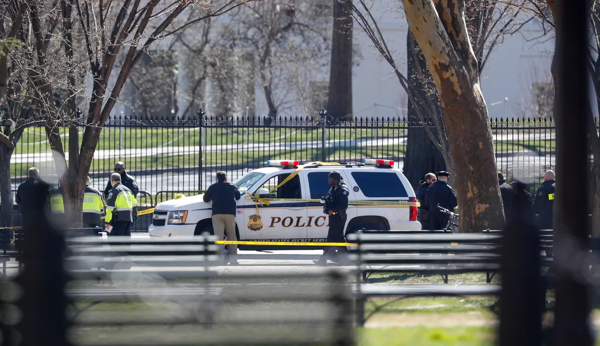 Petugas kepolisian berkumpul di depan Gedung Putih, Washington, Amerika Serikat, Sabtu (3/3). Seorang pria bunuh diri dengan cara menembakkan pistol ke kepalanya di depan Gedung Putih. (AP Photo/Pablo Martinez Monsivais)