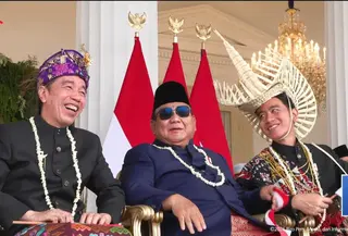 Prabowo terlihat duduk di antara Jokowi dan Wakil Presiden Gibran Rakabuming Raka saat menyaksikan demonstrasi udara sejumlah pesawat tempur.