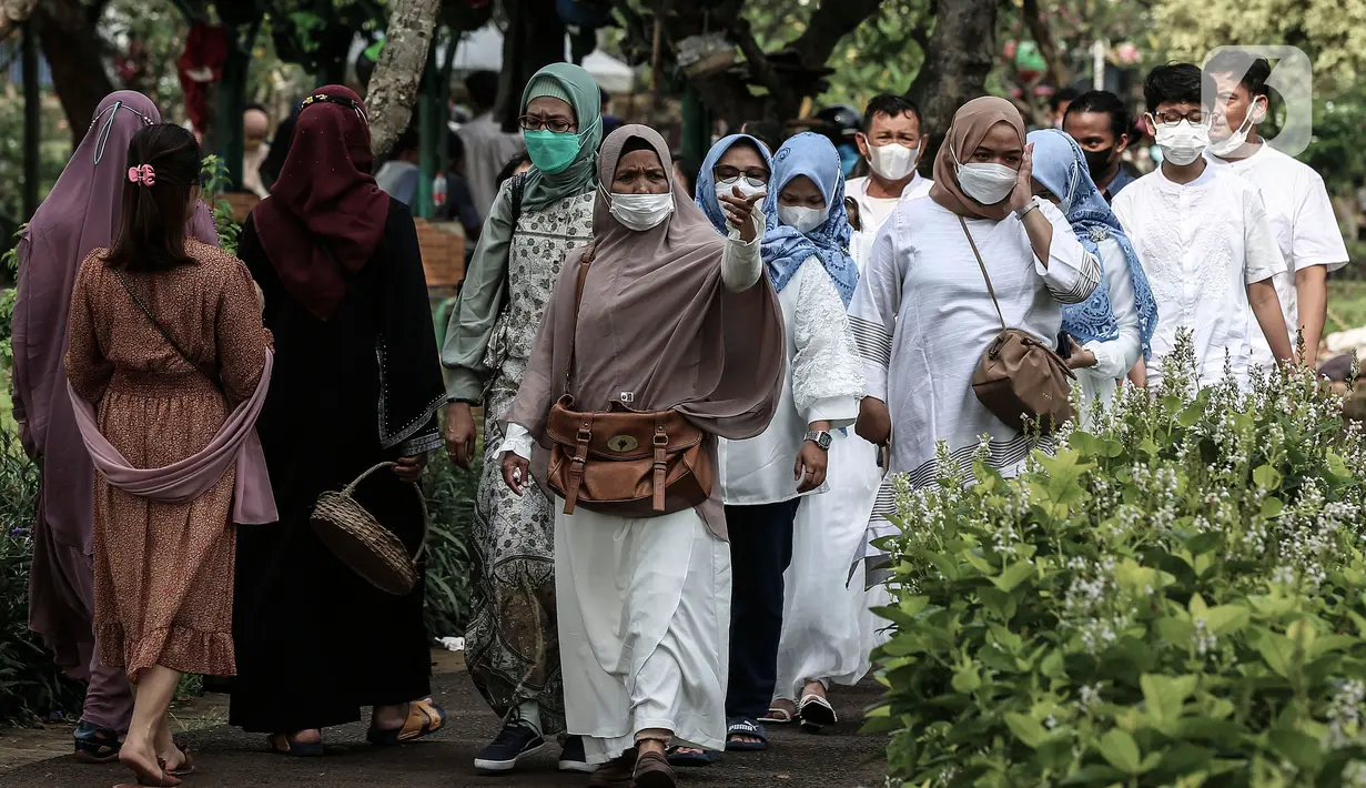 <p>Sejumlah warga saat ziarah kubur di Tempat Pemakaman Umum (TPU) Karet Bivak, Jakarta, Senin (2/5/2022). Menyambut Hari Raya Idul Fitri 1443 H, umat Islam melakukan ziarah kubur mendoakan sanak keluarga dan kerabat yang sudah wafat. (Liputan6.com/Johan Tallo)</p>