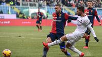 Striker AC Milan Fabio Borini (kanan) beraksi pada lanjutan Serie A melawan Genoa di Stadio Luigi Feraris, Senin (21/1/2019). (AFP/Miguel Medina)