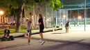 Sejumlah orang bermain bola basket di sebuah taman olahraga jalanan di Wina, Austria, Rabu (8/7/2020). Sejumlah orang di Wina pergi ke taman olahraga jalanan untuk melakukan olahraga luar ruangan setelah pembatasan COVID-19 dicabut. (Xinhua/Georges Schneider)