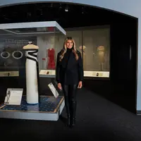 Melania Trump berpose dengan gaun yang dikenakannya di pelantikan kedua Donald Trump sebagai Presiden AS. (dok. Anna Moneymaker / GETTY IMAGES NORTH AMERICA / Getty Images via AFP)