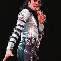 Setelah kematian Michael Jackson, banyak anggota keluarga Raja Pop ini berjuang untuk mendapatkan uang. Saudara-saudara dari Michael Jackson diketahui berebut harta peninggalan penyanyi kelas dunia ini. (AFP/Bintang.com)